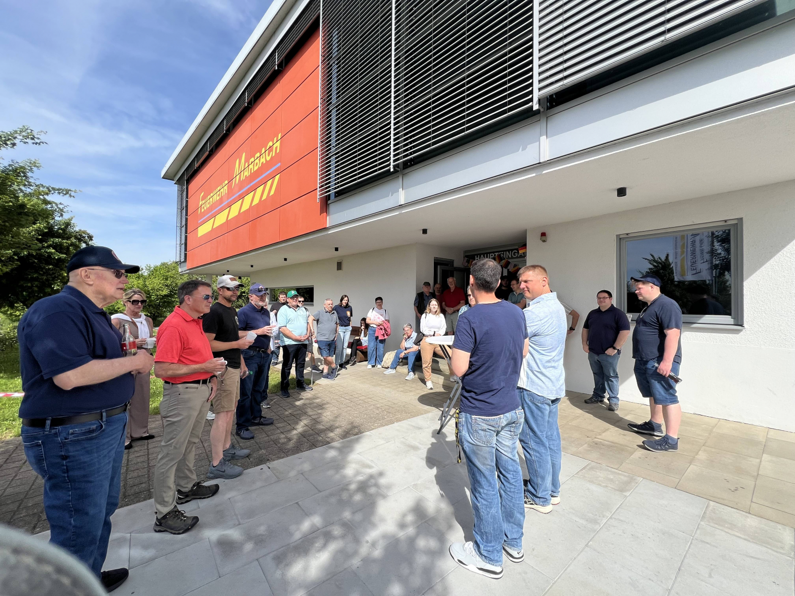 Begrüßung vor der Feuerwache